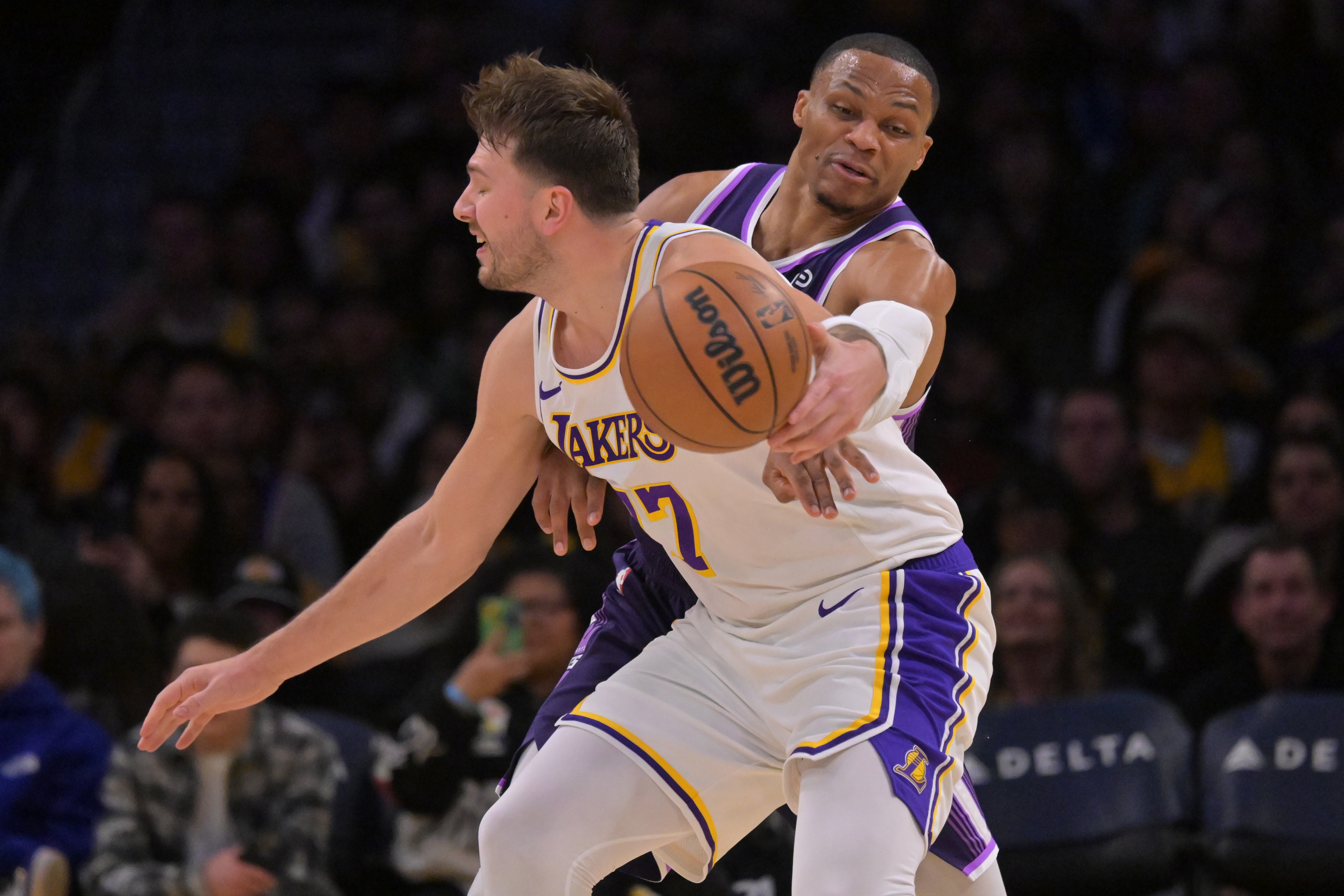 开云体育首页-三分8对17怎么赢！东詹两个引擎燃尽了 三分和防守成为湖人生死线